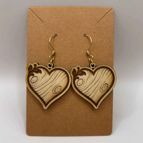 Cœur en bois artisanal de la marque Le Bois Elégant, montrant la texture et la finition du bois naturel.