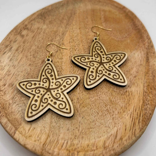 Étoile des sables en bois de la marque Le Bois Elégant, montrée en gros plan avec détails du grain du bois et finition naturelle.