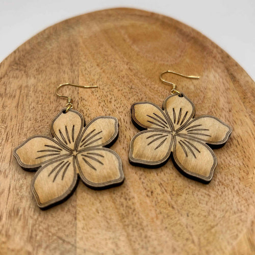 Fleur de Sienne de Le Bois Elégant, décoration florale en bois avec détails artistiques et finition naturelle visible sur l'image.