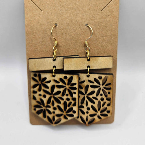Boucles d’oreilles Fleurs de bois sur fond clair