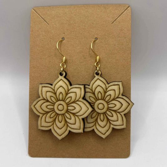 Boucles Fleurs sacrée, détail du motif gravé