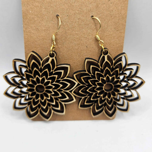 Boucle d'oreille Mandala en bois de la marque Le Bois Elégant, motif intricé et décoratif, vue en gros plan sur le détail du design.