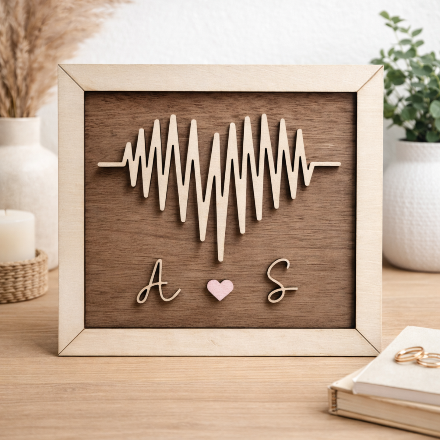 Cadre en bois personnalisé avec motif de battement de cœur, décoration élégante pour murs, fabriqué par Le Bois Elégant.