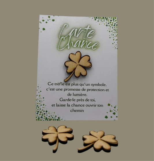 Carte Chance en bois de trèfle, porte-bonheur, par Le Bois Elégant, montrant le design en forme de trèfle en bois naturel