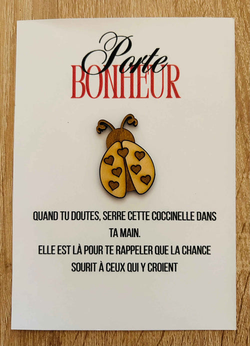Carte porte-bonheur en bois gravée avec coccinelle, création artisanale de Le Bois Elégant, décoration porte-clés ou porte-bonheur.