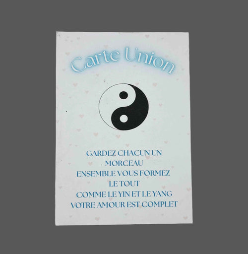Carte Union en bois avec design élégant, fabriquée par Le Bois Elégant, montrant une finition soignée et un motif artistique.