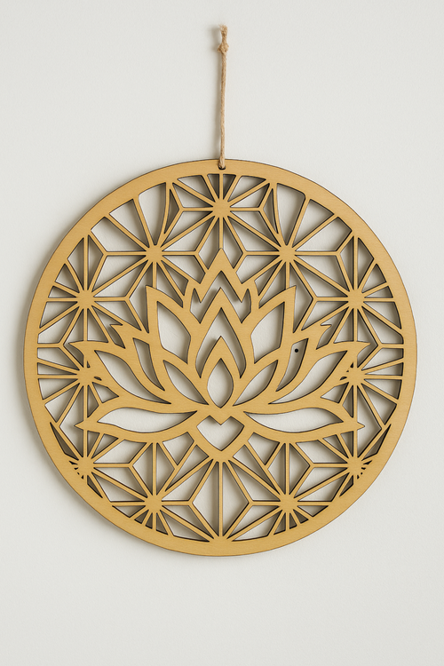 Suspension murale en bois avec motif fleur de lotus et géométrie sacrée par Le Bois Elégant, décoration artisanale élégante.