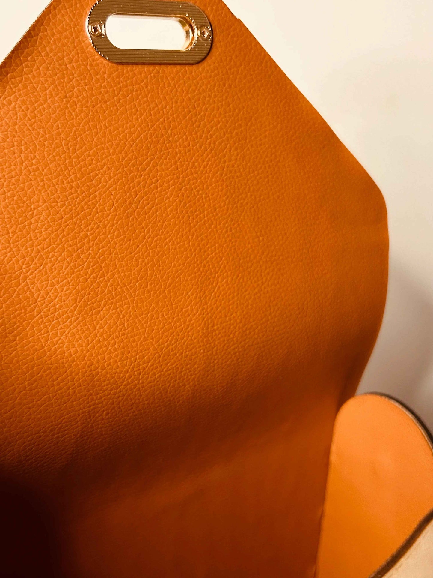 Sac en bois Laly de Le Bois Elégant, élégant sac en bois avec poignée, pour un look unique et naturel.