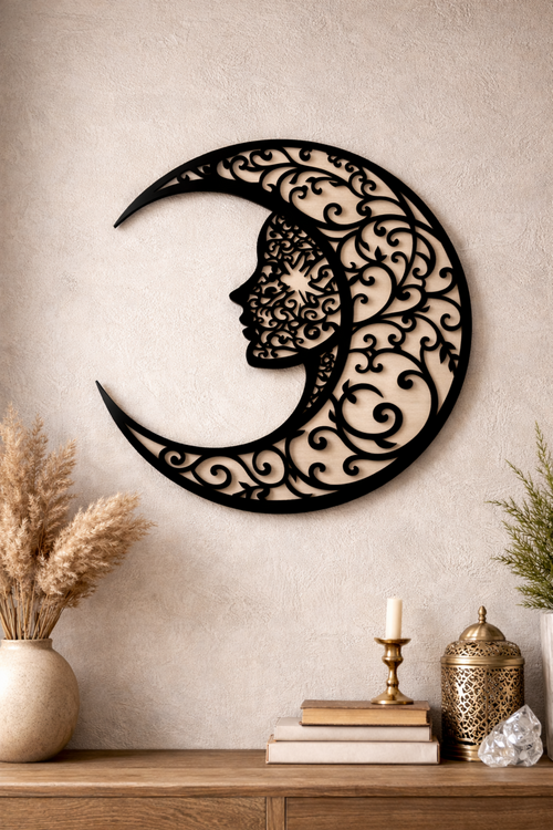 Décoration murale lune visage en bois et acrylique, artisanale, avec détails élégants et finition soignée.