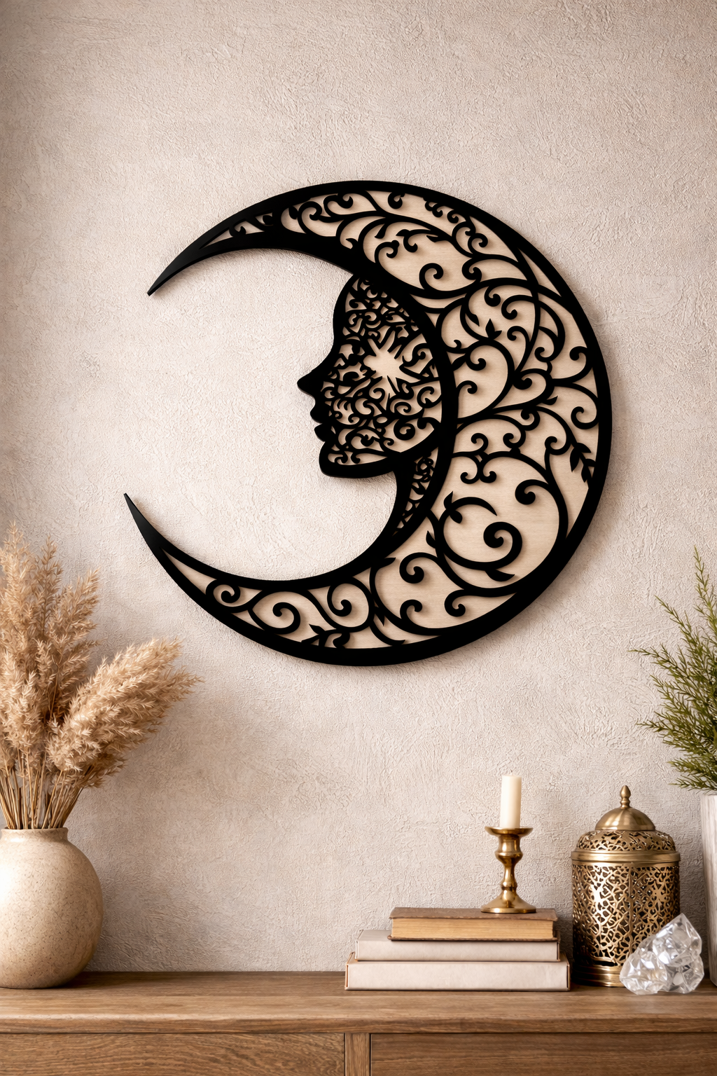 Décoration murale lune visage en bois et acrylique, artisanale, avec détails élégants et finition soignée.