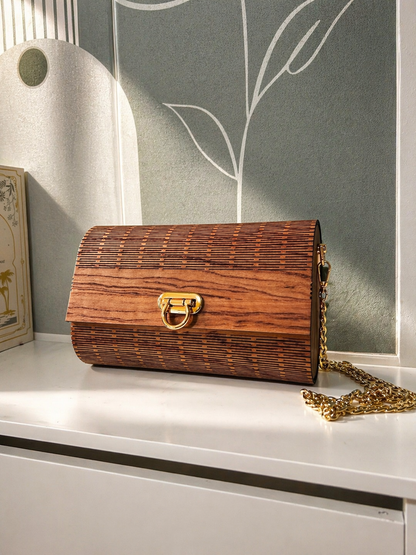 Sac en bois élégant de la marque Le Bois Elégant, avec finition naturelle et poignée en cuir, vue de face.