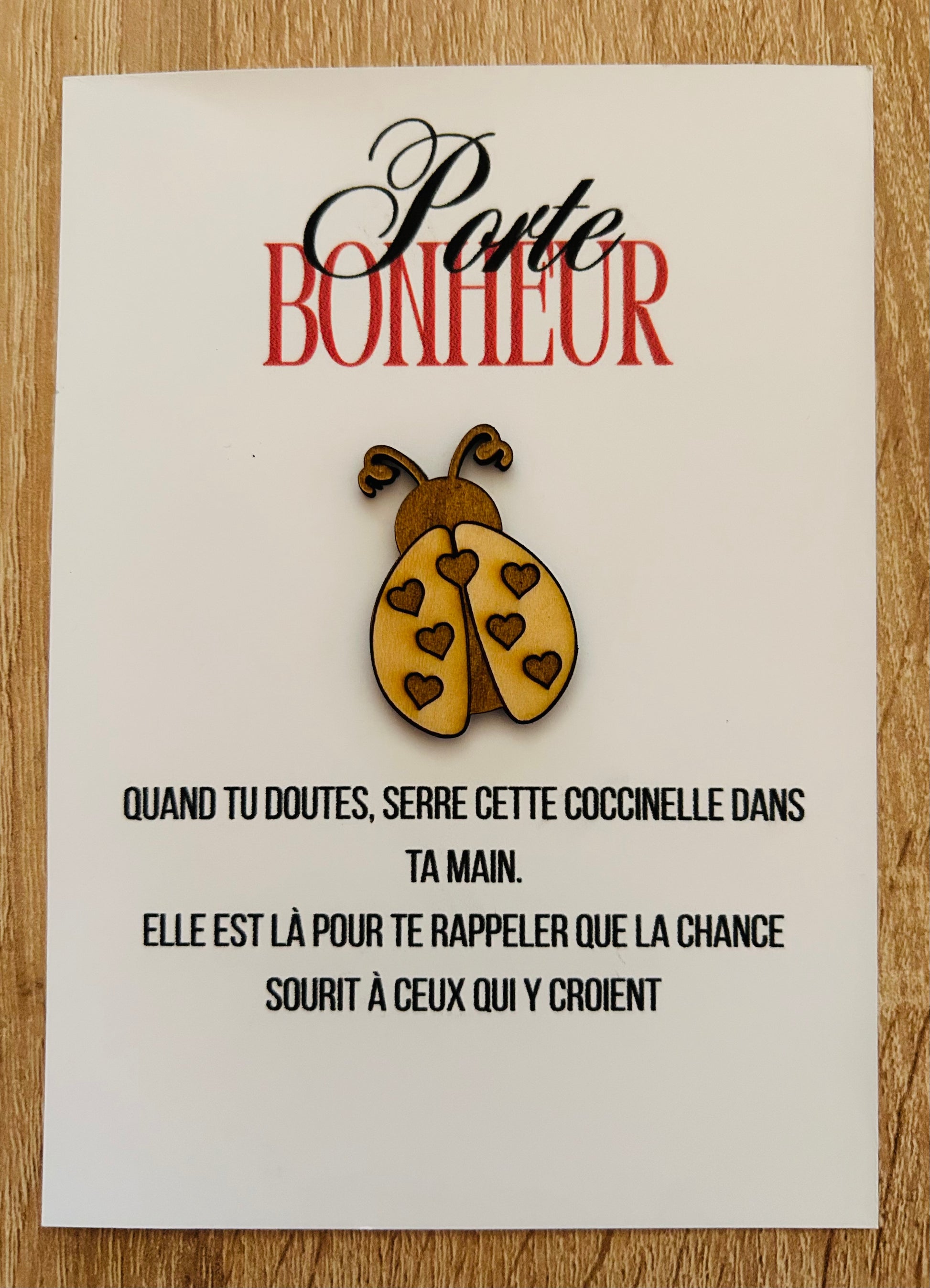 Carte porte-bonheur coccinelle de Le Bois Elégant, affichant une coccinelle adorable en bois sur fond de texte inspirant 'Porte Bonheur', une belle façon d'apporter soutien et espoir.
