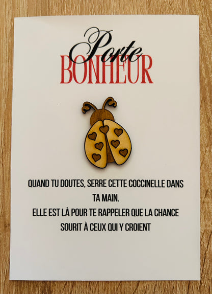 Carte porte-bonheur coccinelle de Le Bois Elégant, affichant une coccinelle adorable en bois sur fond de texte inspirant 'Porte Bonheur', une belle façon d'apporter soutien et espoir.