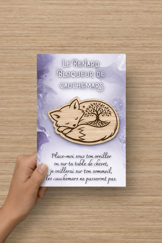 Petite figurine de Le Renard bloqueur de cauchemars pour enfant, en bois élégant, avec détails colorés et expression douce.