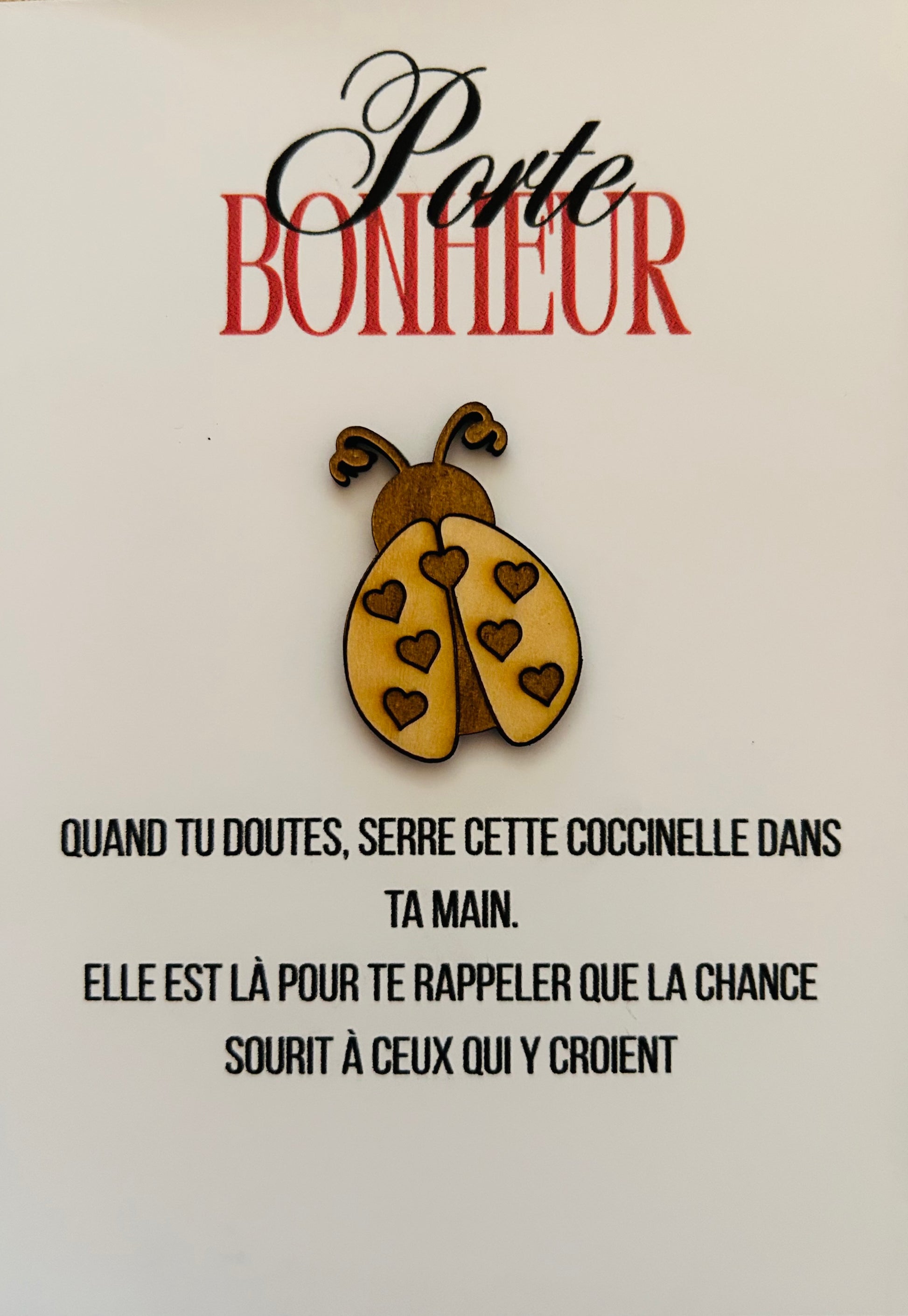 Carte porte-bonheur coccinelle de Le Bois Elégant, représentant une coccinelle en bois gravée sur une carte 'Porte Bonheur', idéale pour apporter chance et réconfort à ceux qui doutent.