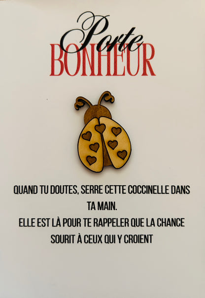 Carte porte-bonheur coccinelle de Le Bois Elégant, représentant une coccinelle en bois gravée sur une carte 'Porte Bonheur', idéale pour apporter chance et réconfort à ceux qui doutent.