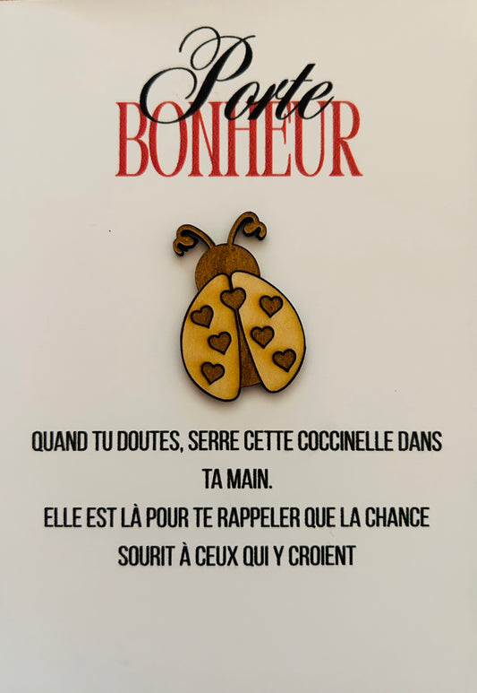 Carte porte-bonheur coccinelle de Le Bois Elégant, représentant une coccinelle en bois gravée sur une carte 'Porte Bonheur', idéale pour apporter chance et réconfort à ceux qui doutent.