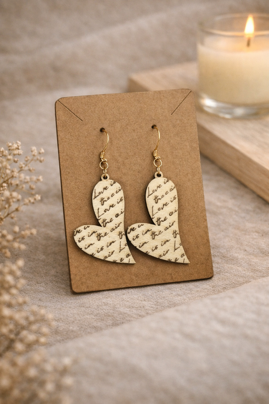 Boucles d'oreilles Love in the air en bois élégantes, suspendues avec détails délicats, par Le Bois Elégant.