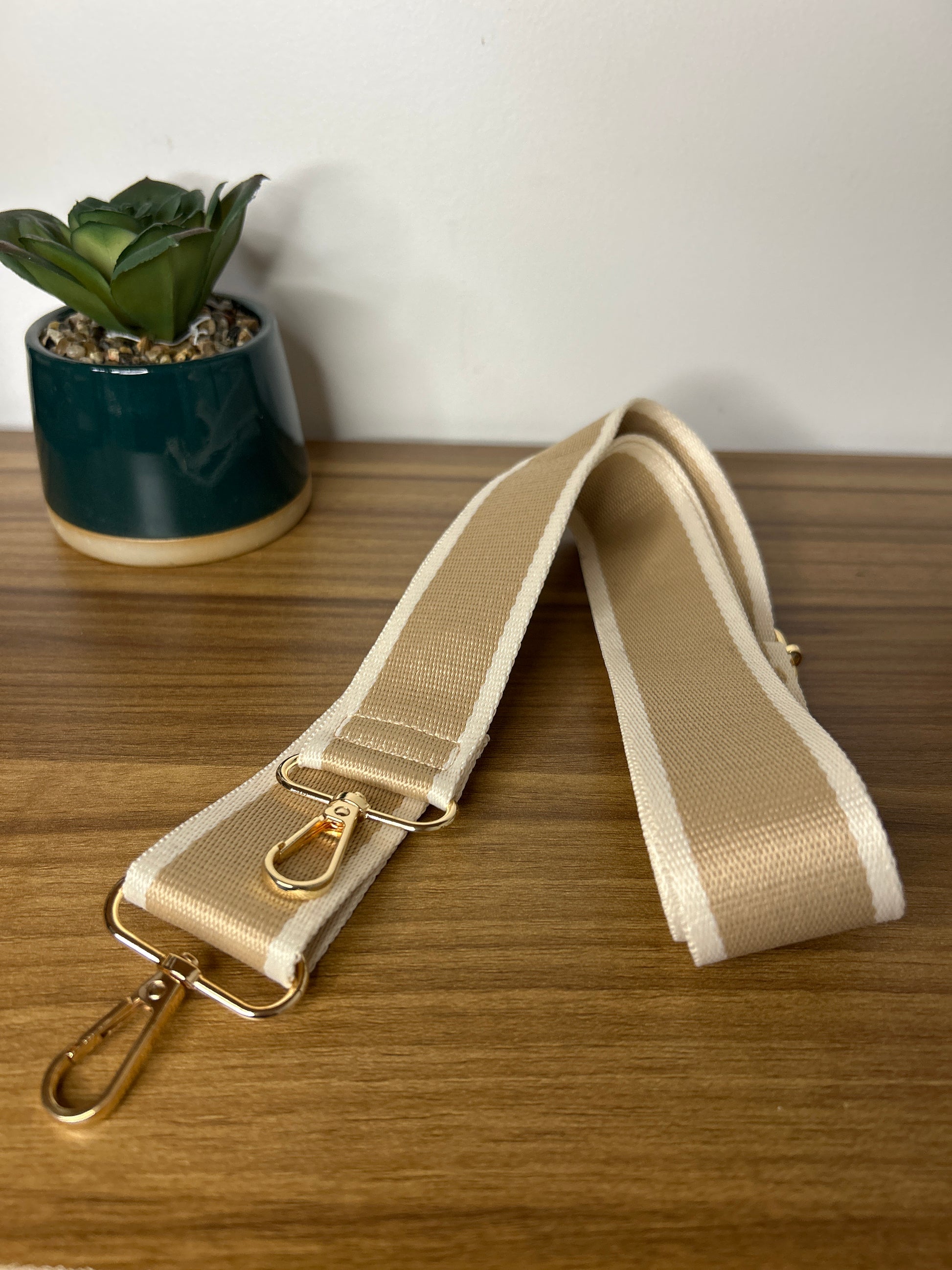 Strap tressé pour le sac en bois tribal de Le Bois Élégant, alliant confort et esthétique artisanale. Artisan, ARTISANAT, Sac en bois.