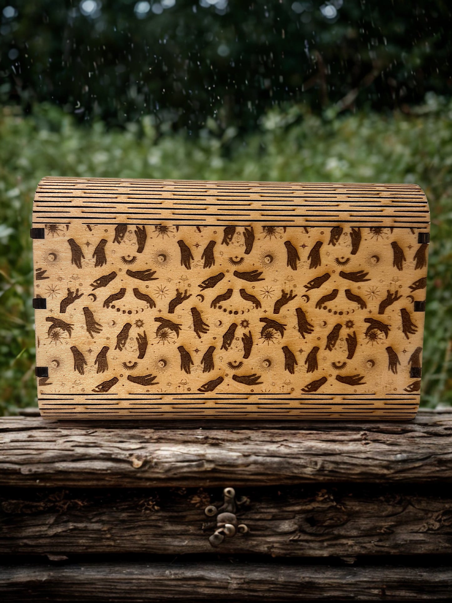 Sac Énora de Le Bois Elégant, une magnifique creation en bois avec des symboles magiques, capturée sous la pluie.