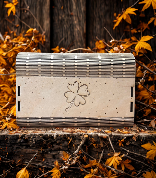 Sac en bois Chance, motif trèfle, vue de détail
