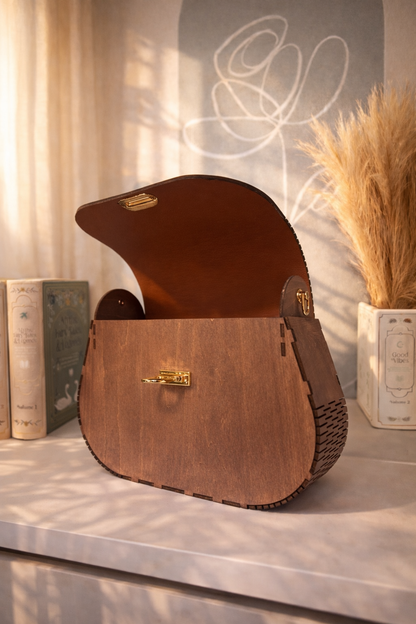 Sac en rosewood par Le Bois Elégant, avec détails en bois précieux et design élégant, vu de face.