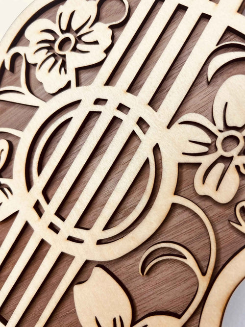 Guitare décorative en bois de 43,5 cm avec motifs floraux élégants pour décoration intérieure, par Le Bois Élégant.