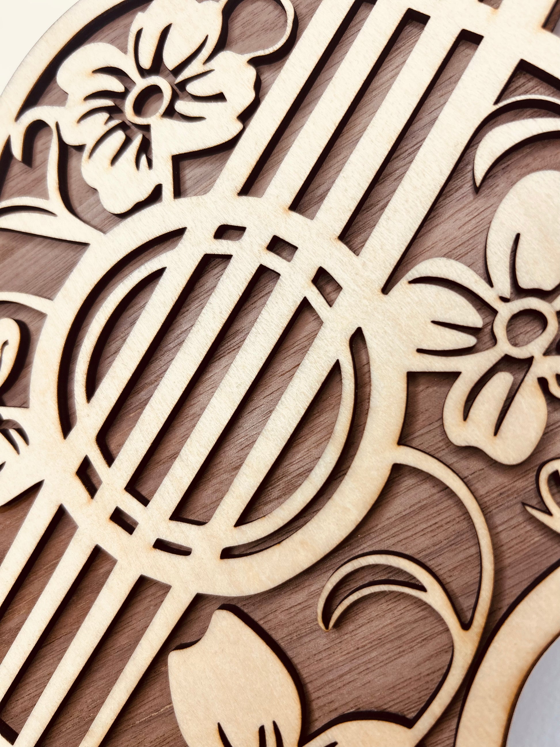 Zoom sur la Guitare Décorative en Bois avec Motifs Floraux de Le Bois Elégant, mettant en évidence le travail artisanal des motifs floraux. Cette GUITARE en BOIS est une belle option pour toute DECORATION, alliant élégance et amour de la MUSIQUE.