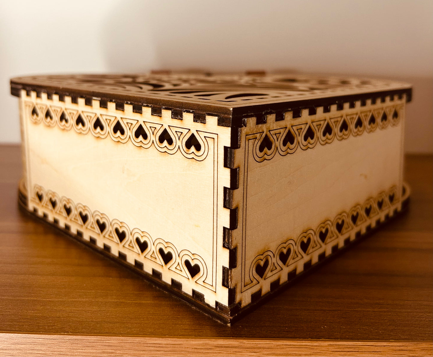 Motifs et anses du sac cœur en bois de La Bois Elégant, révélant son design unique et captivant.
