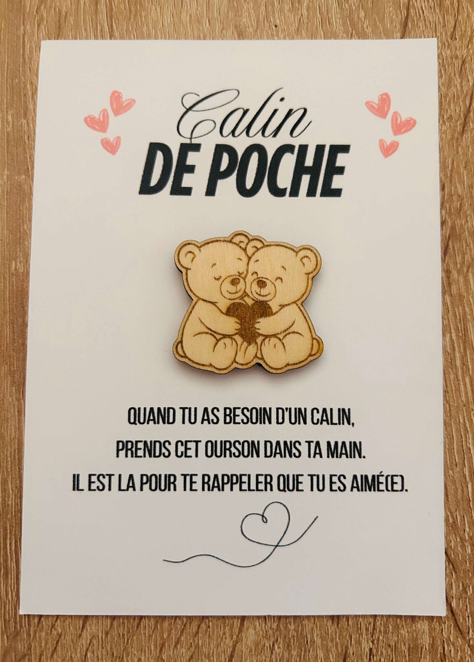 Image du Câlin de Poche de Le Bois Elégant montrant deux oursons en bois gravé, tenant un cœur, sur une carte tendre. Idéal comme petit geste d'amour, ce câlin de poche est parfait pour réconforter vos proches. calin de poche, pockethug