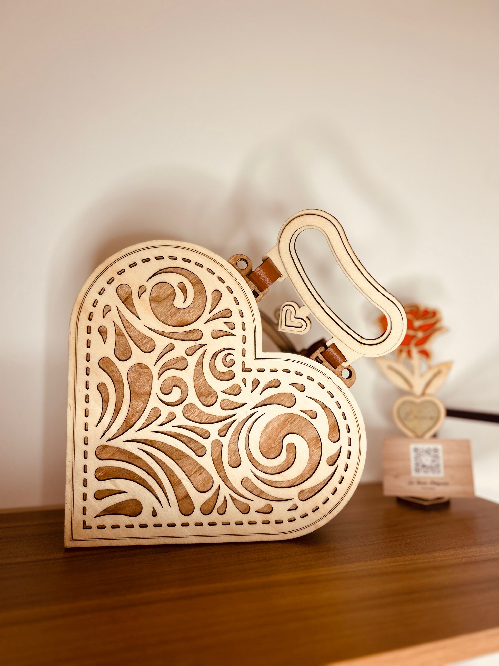 Sac cœur en bois de La Bois Elégant avec un design floral ajouré, idéal pour la décoration intérieure.