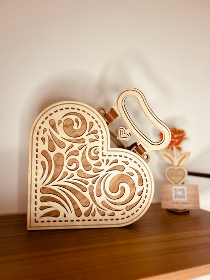 Sac cœur en bois de La Bois Elégant avec un design floral ajouré, idéal pour la décoration intérieure.