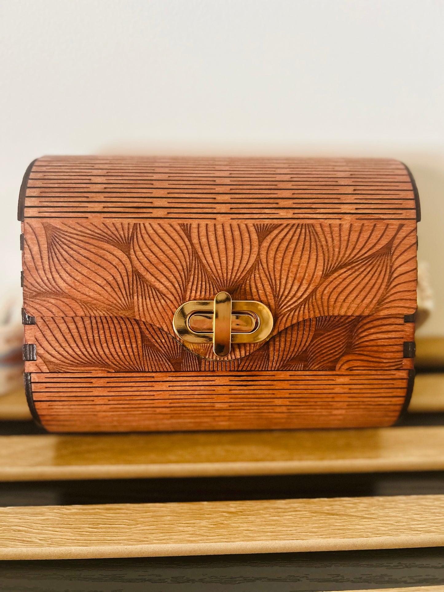 Sac en Bois Vivi de Le Bois Elégant, mettant en avant son artisanat unique et son style floral, parfait pour toutes les occasions.