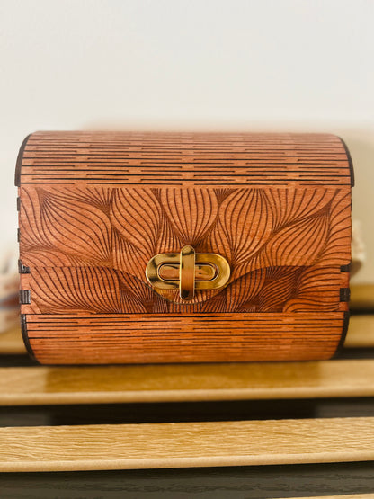 Sac en Bois Vivi de Le Bois Elégant, mettant en avant son artisanat unique et son style floral, parfait pour toutes les occasions.