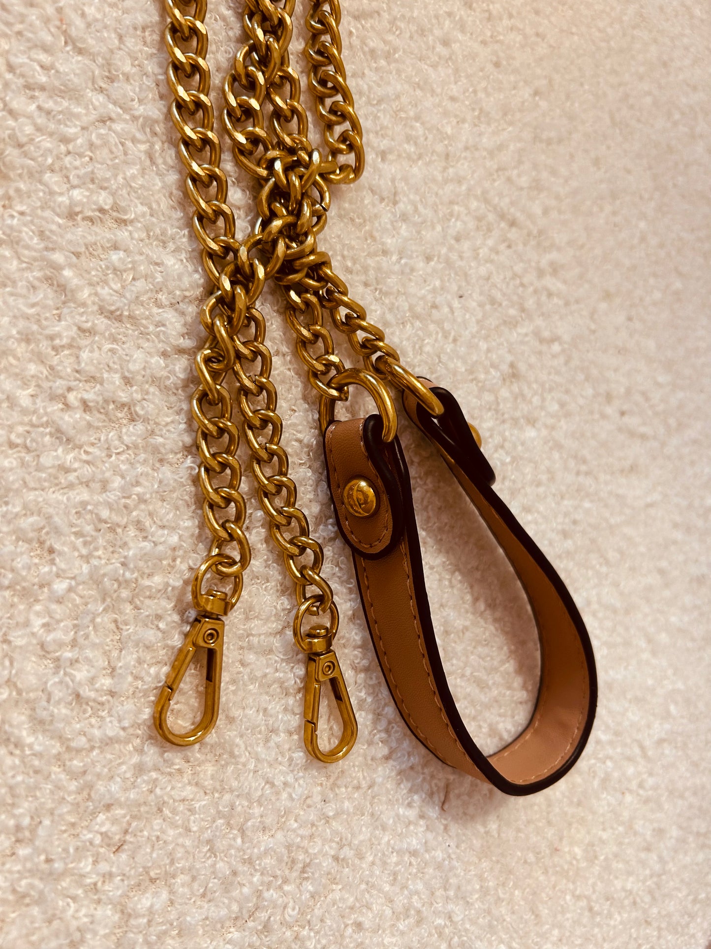 Straps en cuir pour le sac en bois tribal de Le Bois Élégant, accentuant son aspect artisanal et élégant. Artisan, ARTISANAT, Sac en bois.