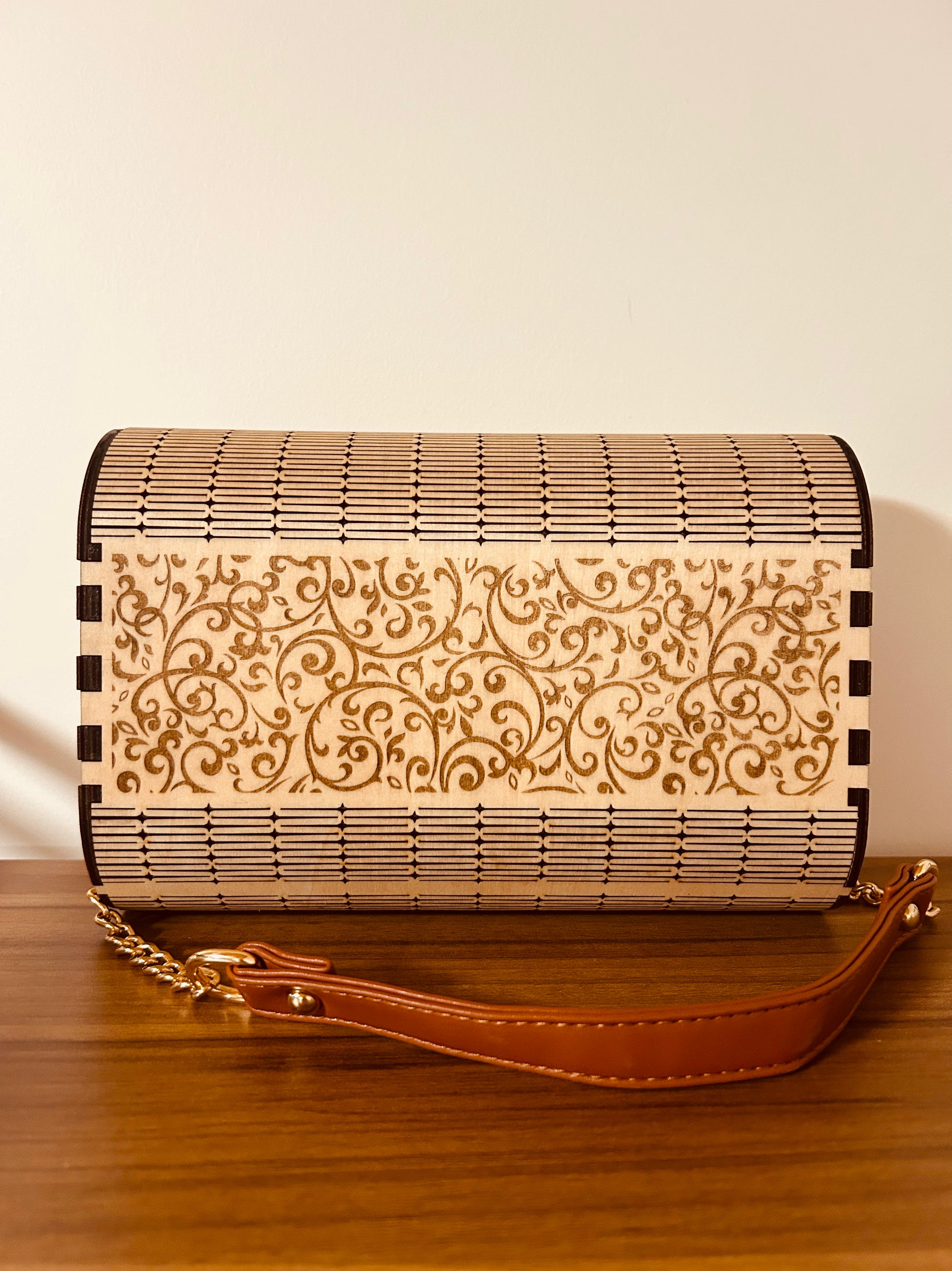 Arrière du sac à main en bois Morghane de Le Bois Elégant, mettant en avant le design élégant et artisanal de cette pièce unique en bois.