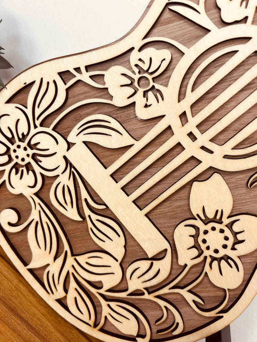 Guitare décorative en bois de 43,5 cm avec motifs floraux élégants, idéale pour la décoration intérieure.