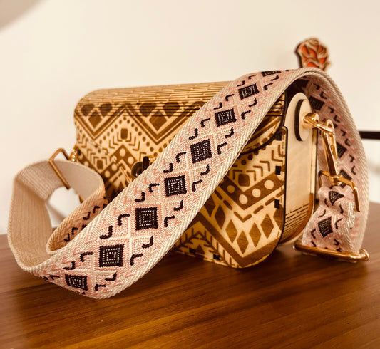 Sac en bois tribal de Le Bois Élégant, un accessoire élégant et artisanal en bois, parfait pour un style unique. Artisan, ARTISANAT, Sac en bois.