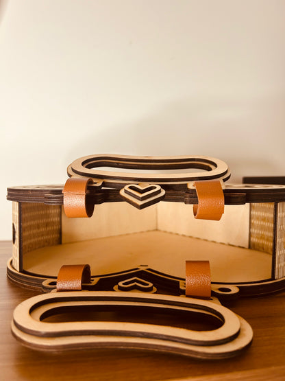 Détails du sac cœur en bois de La Bois Elégant, mise en valeur des anses en cuir et des finitions raffinées.