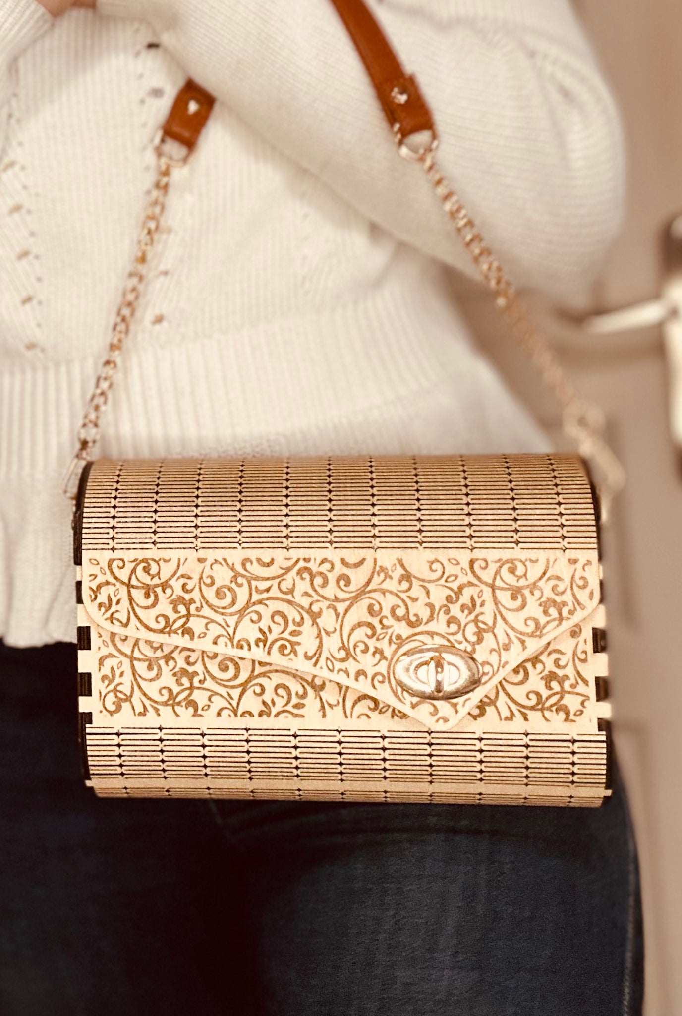 Sac à main en bois Morghane de Le Bois Elégant porté en bandoulière, un accessoire artisan chic qui attire le regard et met en valeur l’élégance naturelle.