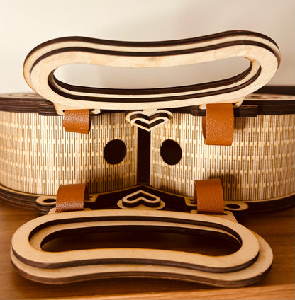 Vue intérieure du sac cœur en bois de La Bois Elégant, montrant sa construction soignée et ses détails créatifs.