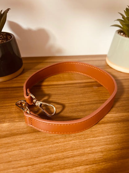 Sangle ornée de motifs floraux, compatible avec le Sac en Bois Vivi de Le Bois Elégant, alliant style et artisanat.