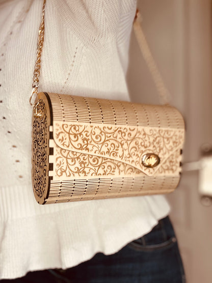 Sac à main en bois Morghane de Le Bois Elégant, exposé avec élégance sur une table, illustrant le mariage parfait entre artisanat et style.
