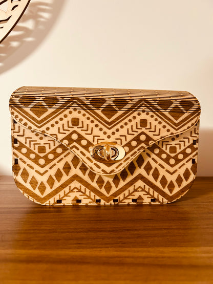 Sac en bois tribal de Le Bois Élégant, avec un motif distinctif et artisanal qui rehausse n'importe quelle tenue. Artisan, ARTISANAT, Sac en bois.