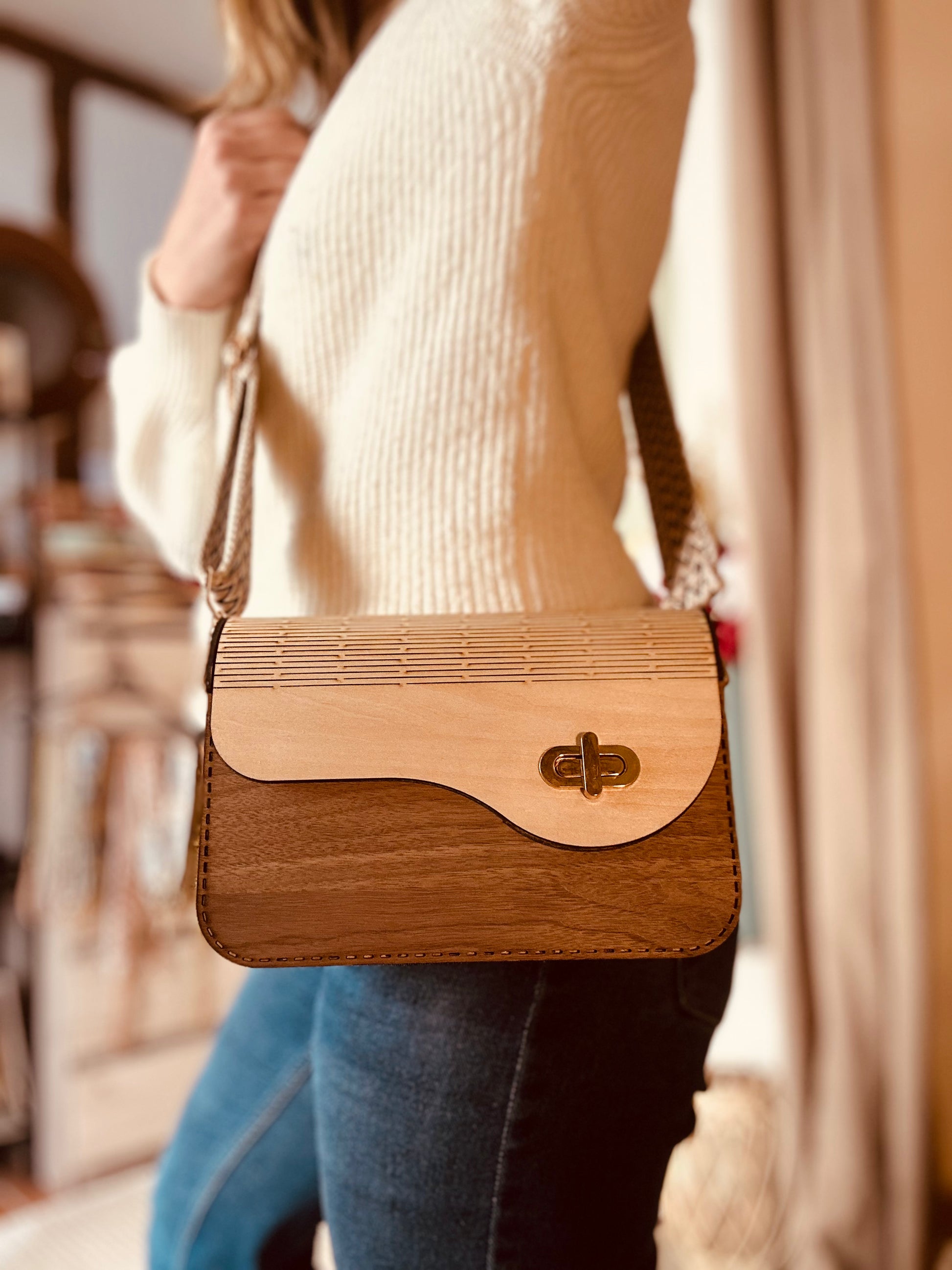 Sac artisanal en bois Chérie de Le Bois Élegant, mettant en avant son design élégant avec une chaîne bandoulière. Un accessoire idéal pour les amateurs d'artisanat et de mode. artisan, ARTISANAT, Sac en bois.