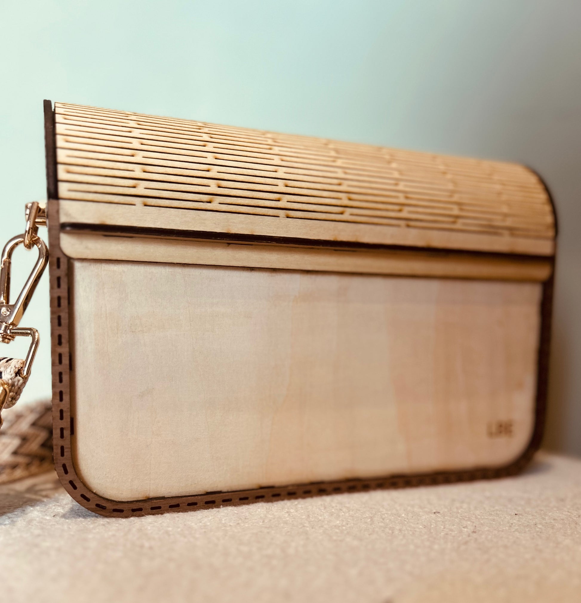 Prise de vue rapprochée du sac artisanal en bois Chérie de Le Bois Élegant, exposant les détails de sa confection artisanale. Idéal pour un look moderne et élégant. artisan, ARTISANAT, Sac en bois.