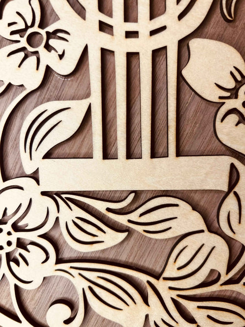 Guitare décorative en bois de 43,5 cm avec motifs floraux élégants, idéale pour la décoration intérieure, par Le Bois Élégant.