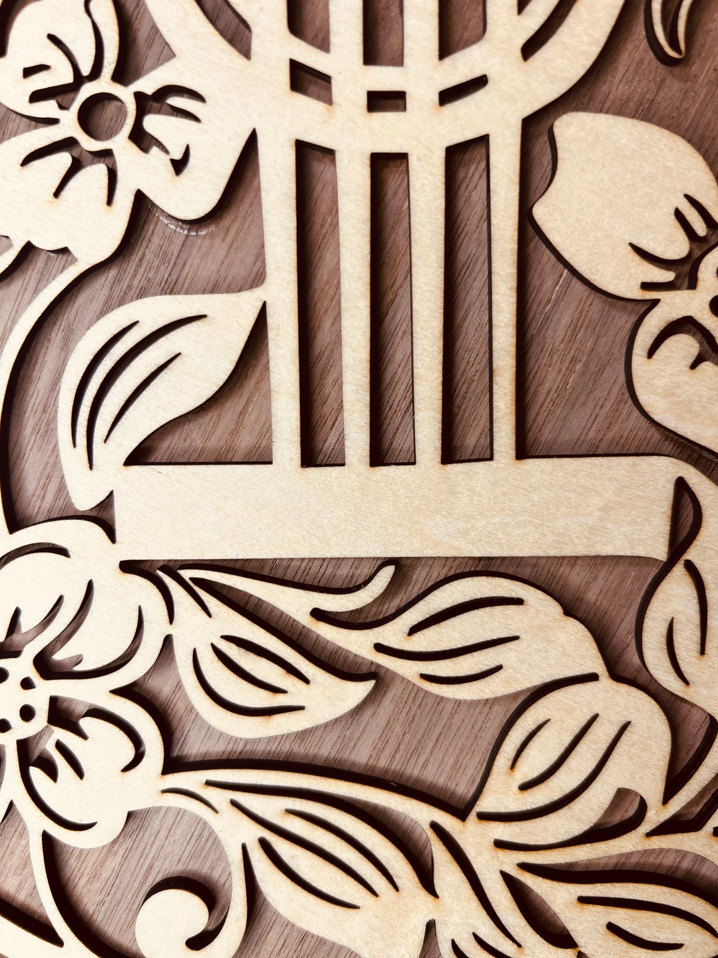Vue rapprochée des motifs floraux de la Guitare Décorative en Bois avec Motifs Floraux de Le Bois Elégant, illustrant le détail et la finesse du bois. Cette GUITARE décorative en BOIS est parfaite pour enrichir toute DECORATION et pour les passionnés de MUSIQUE.