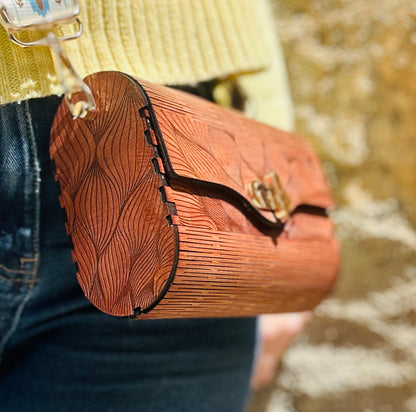 Le Sac en Bois Vivi posé sur une table, illustrant le design sophistiqué de cet accessoire en bois élégant de Le Bois Elégant.