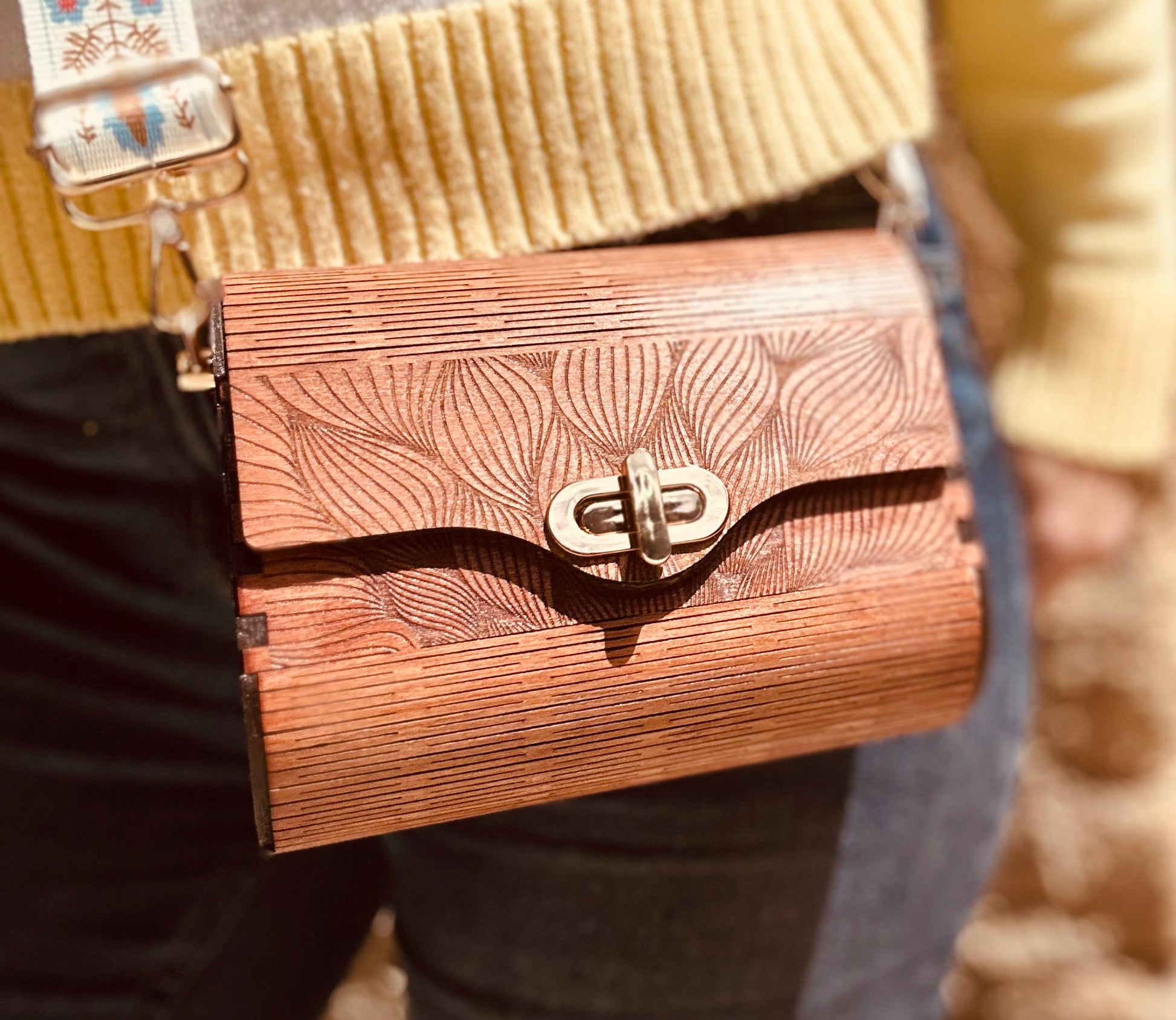 Détails du Sac en Bois Vivi par Le Bois Elégant, là où l'artisanat se rencontre avec le style dans ce sac en bois élégant.